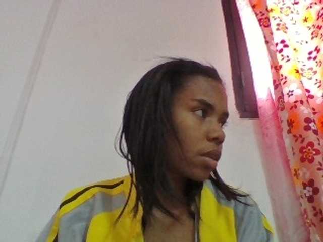 Emelie1a live cam on BongaCams