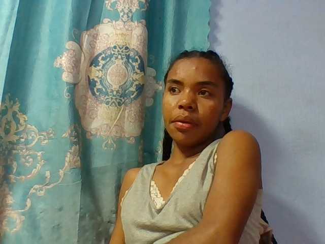 Emelie1a live cam on BongaCams