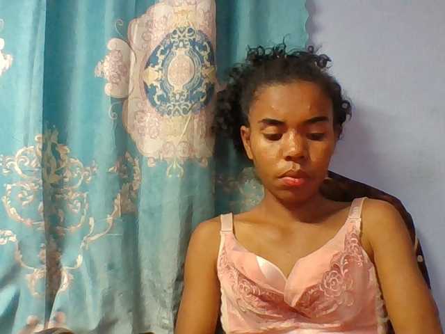 Emelie1a live cam on BongaCams