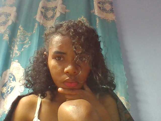 Emelie1a live cam on BongaCams