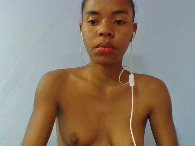 Emelie1a live cam on BongaCams