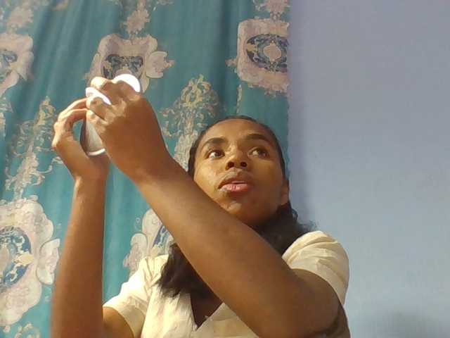 Emelie1a live cam on BongaCams
