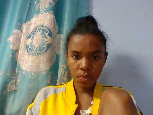 Emelie1a live cam on BongaCams