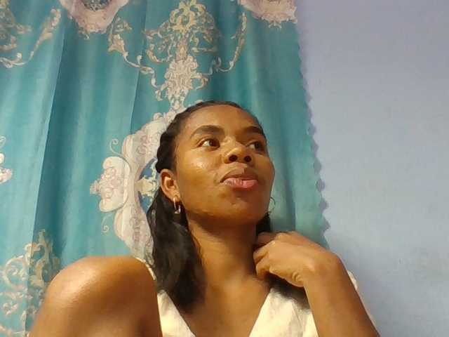 Emelie1a live cam on BongaCams