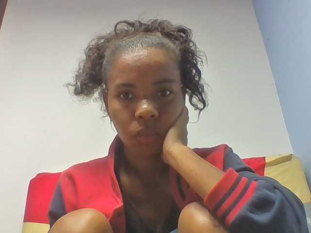 Emelie1a live cam on BongaCams
