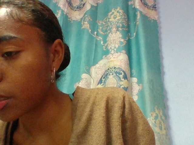 Emelie1a live cam on BongaCams