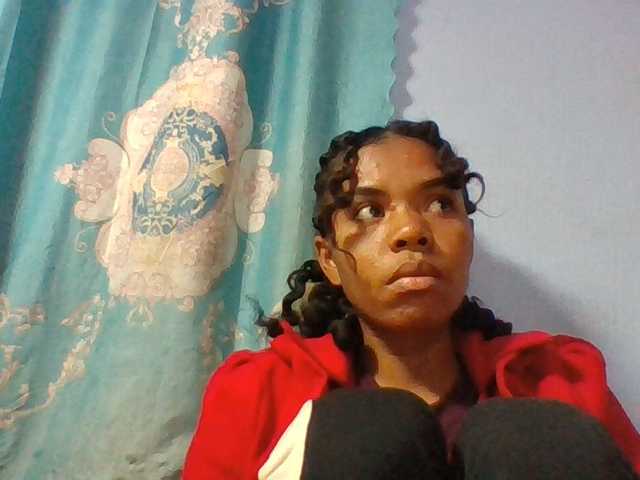 Emelie1a live cam on BongaCams