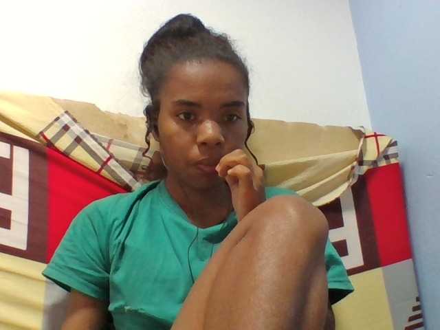 Emelie1a live cam on BongaCams