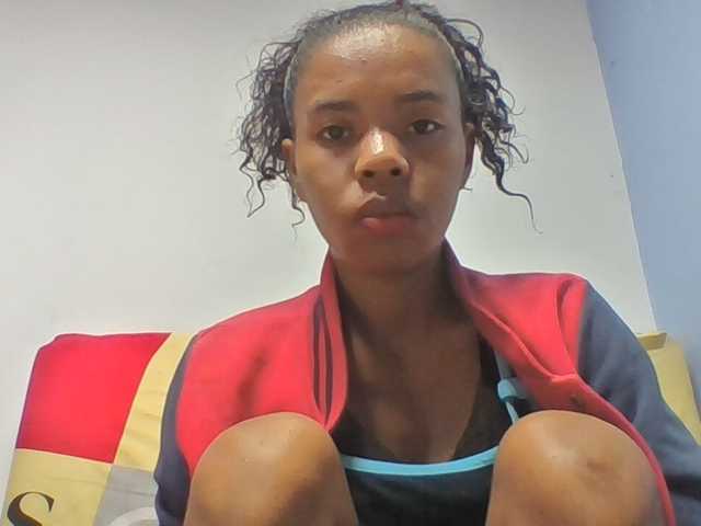 Emelie1a live cam on BongaCams