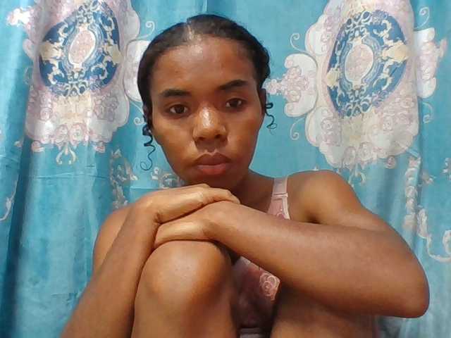 Emelie1a live cam on BongaCams