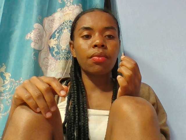 Emelie1a live cam on BongaCams