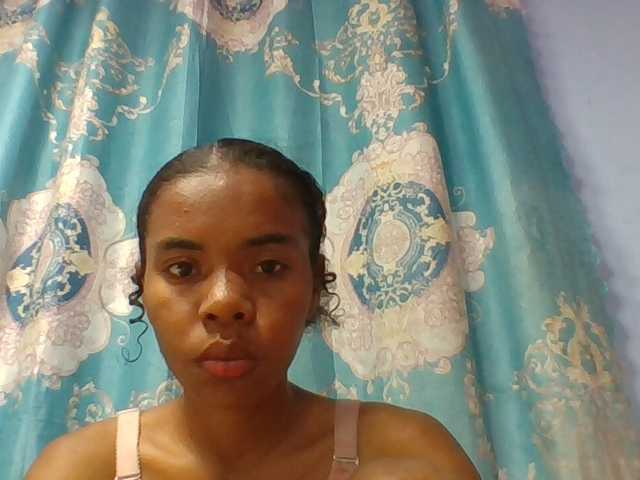 Emelie1a live cam on BongaCams