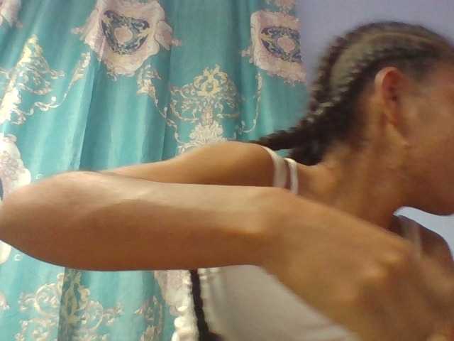 Emelie1a live cam on BongaCams