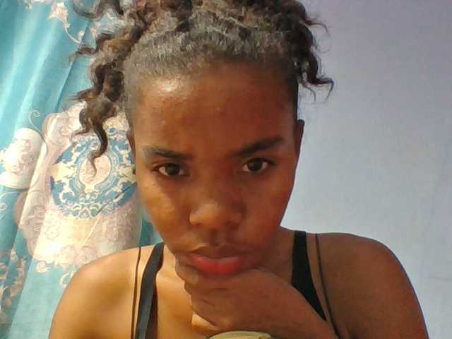 Emelie1a live cam on BongaCams