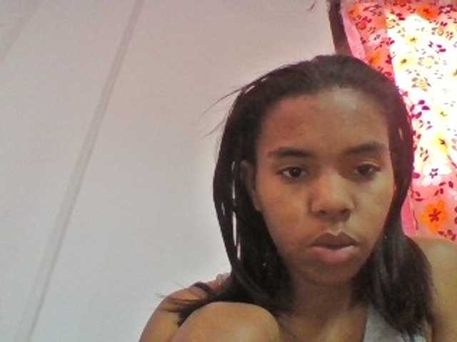 Emelie1a live cam on BongaCams