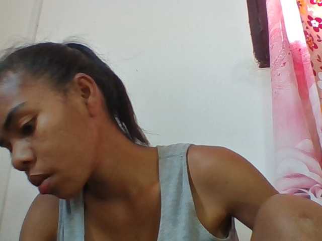 Emelie1a live cam on BongaCams