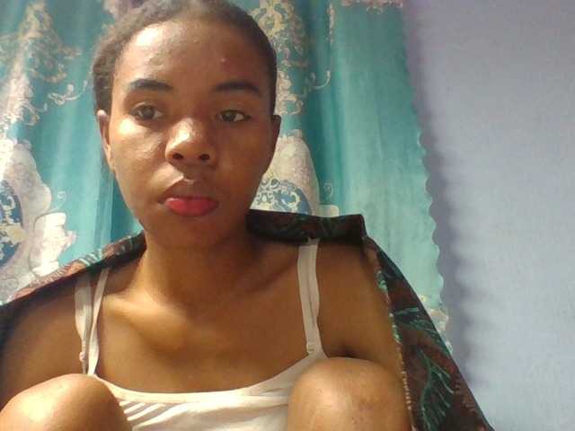 Emelie1a live cam on BongaCams