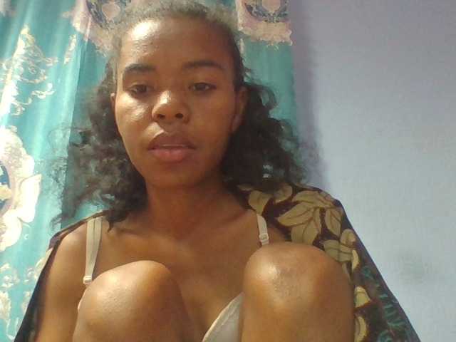 Emelie1a live cam on BongaCams