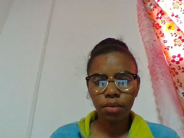 Emelie1a live cam on BongaCams