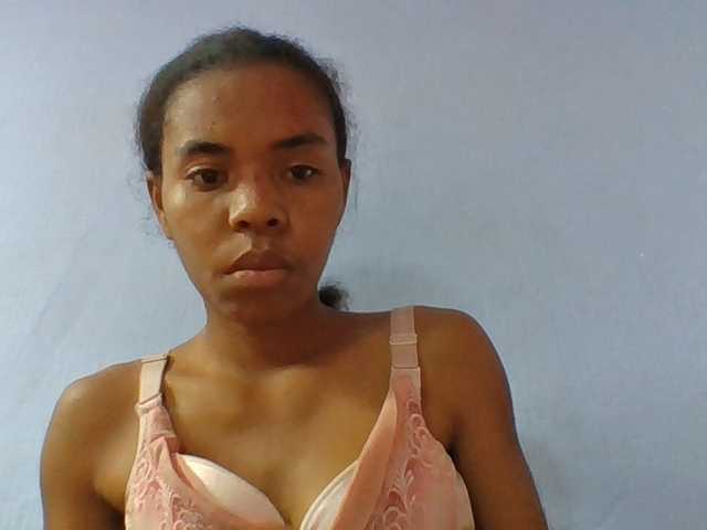 Emelie1a live cam on BongaCams