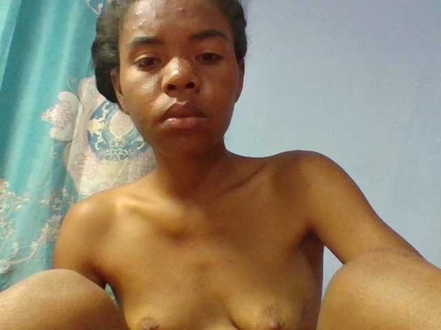 Emelie1a live cam on BongaCams