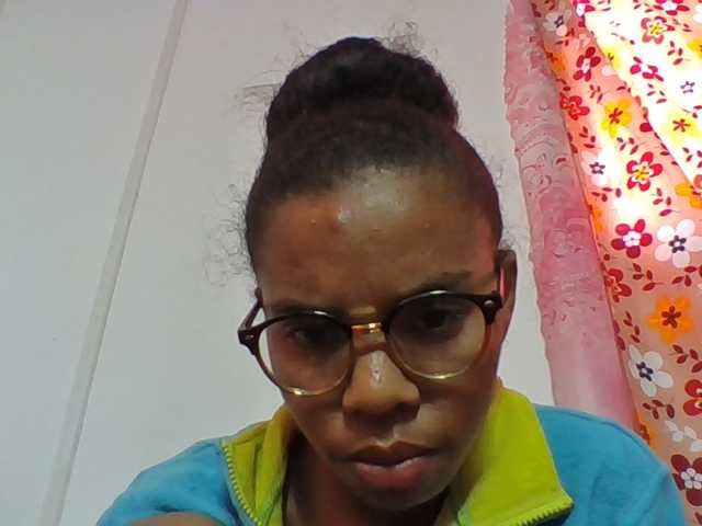 Emelie1a live cam on BongaCams