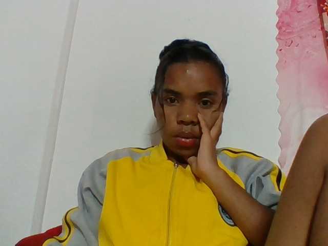 Emelie1a live cam on BongaCams
