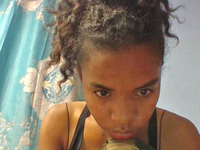 Emelie1a live cam on BongaCams
