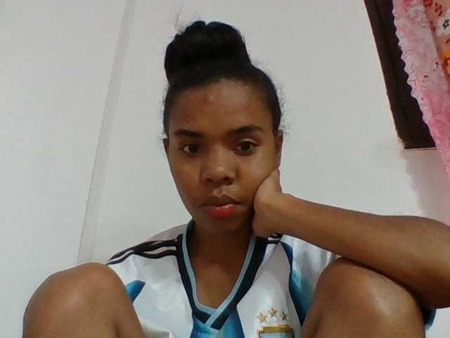Emelie1a, en directo ahora en BongaCams