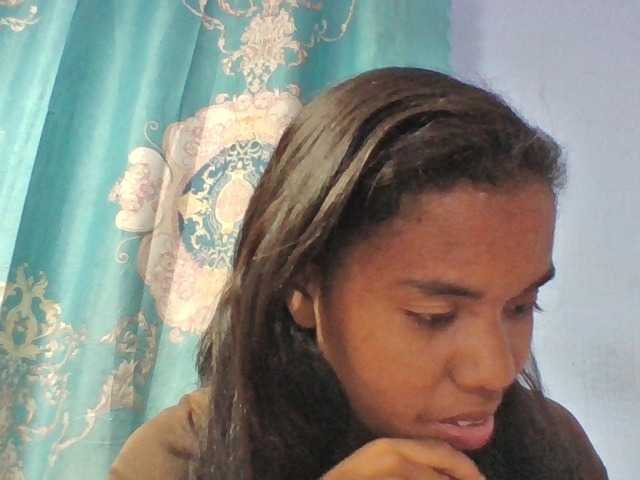 Emelie1a live cam on BongaCams