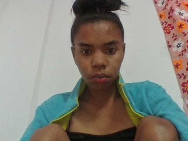 Emelie1a live cam on BongaCams