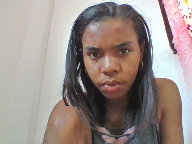 Emelie1a live cam on BongaCams