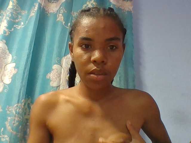 Emelie1a live cam on BongaCams