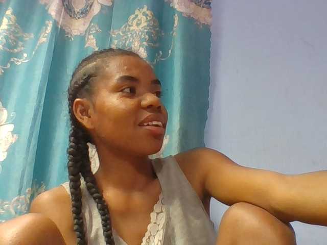 Emelie1a live cam on BongaCams