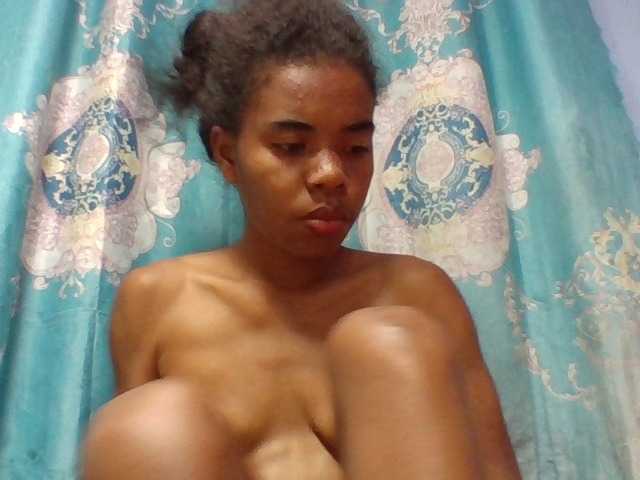 Emelie1a live cam on BongaCams
