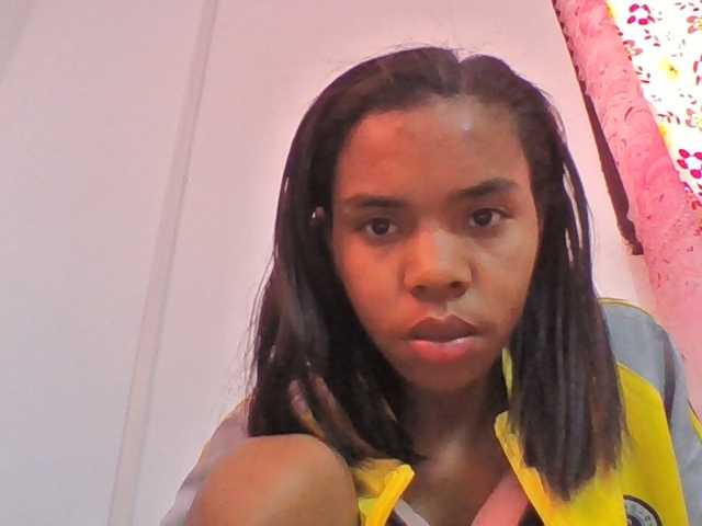 Emelie1a live cam on BongaCams
