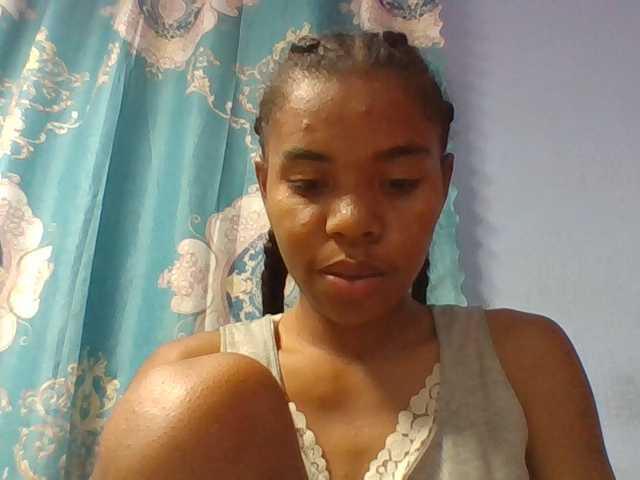 Emelie1a live cam on BongaCams