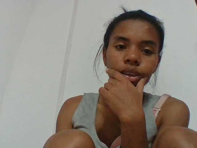 Emelie1a live cam on BongaCams
