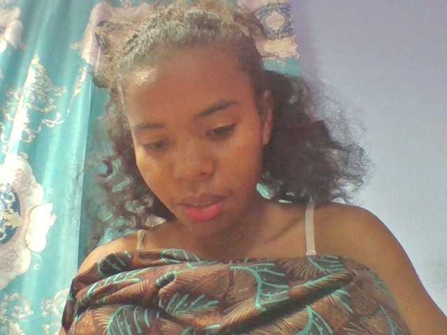 Emelie1a live cam on BongaCams