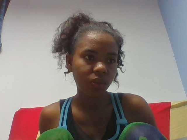 Emelie1a live cam on BongaCams