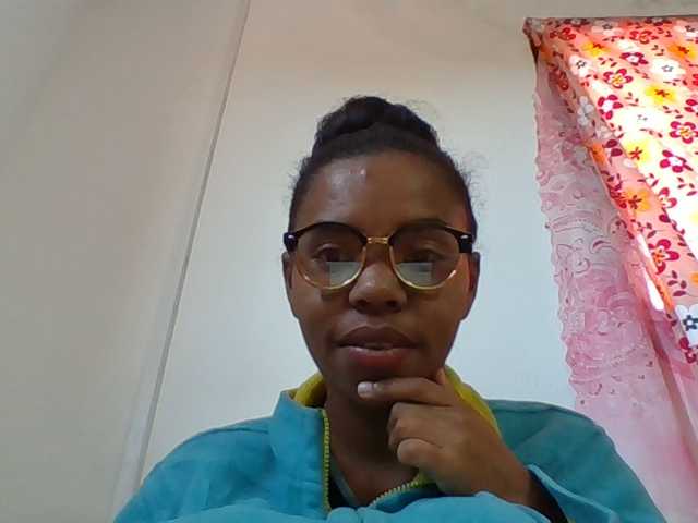Emelie1a, en directo ahora en BongaCams