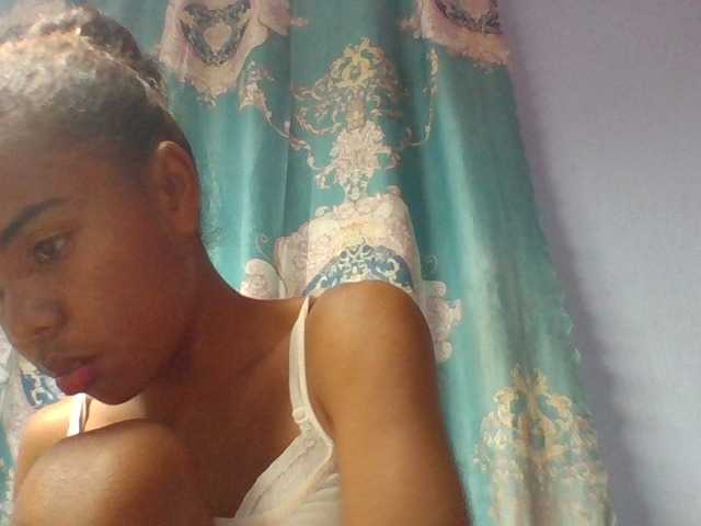 Emelie1a live cam on BongaCams