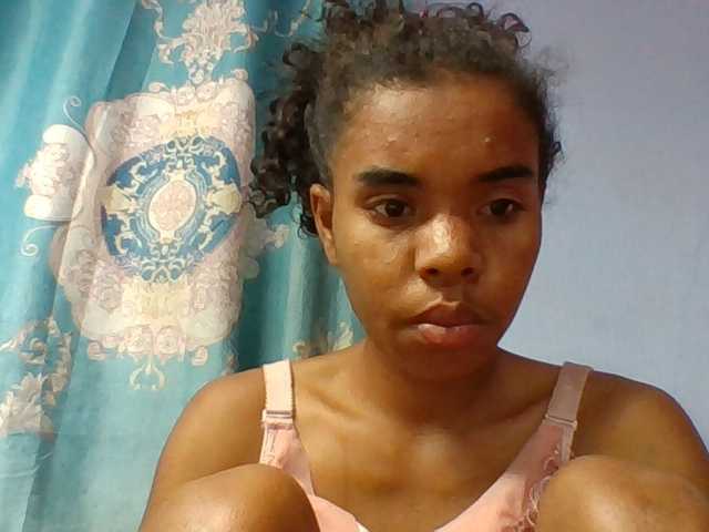 Emelie1a live cam on BongaCams