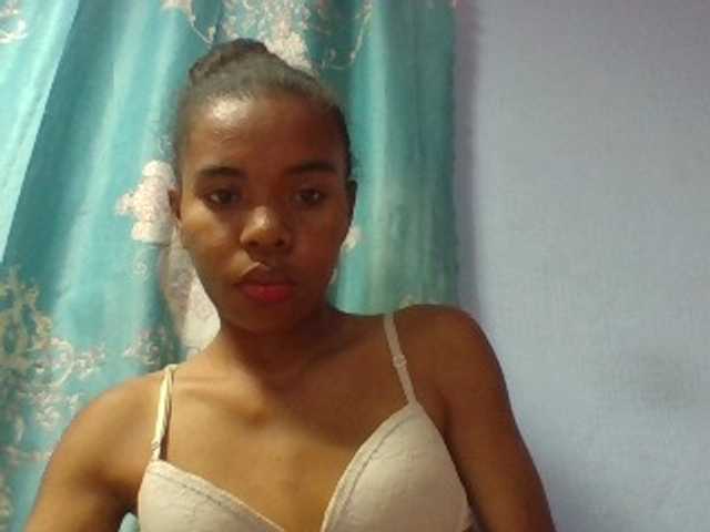 Emelie1a live cam on BongaCams