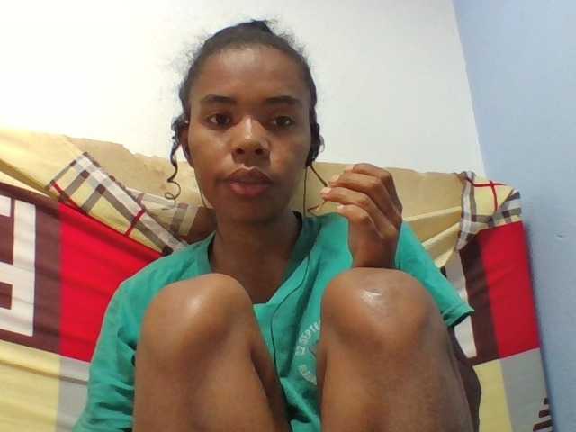 Emelie1a live cam on BongaCams