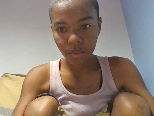Emelie1a live cam on BongaCams