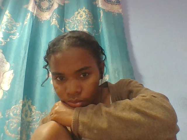 Emelie1a live cam on BongaCams