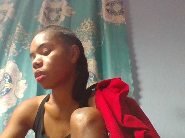 Emelie1a live cam on BongaCams