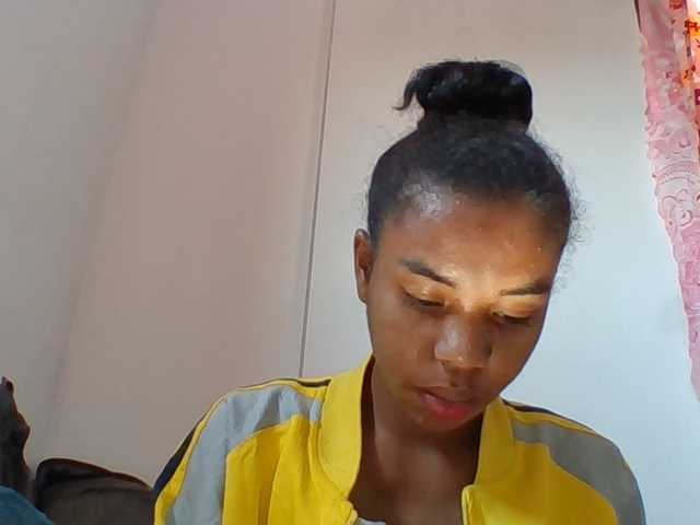 Emelie1a live cam on BongaCams