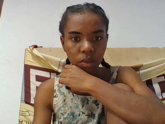Emelie1a live cam on BongaCams